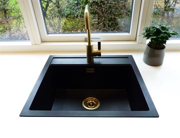 Secher køkkenvask 56x51 cm sort granitek med messing natur af-og overløbssæt